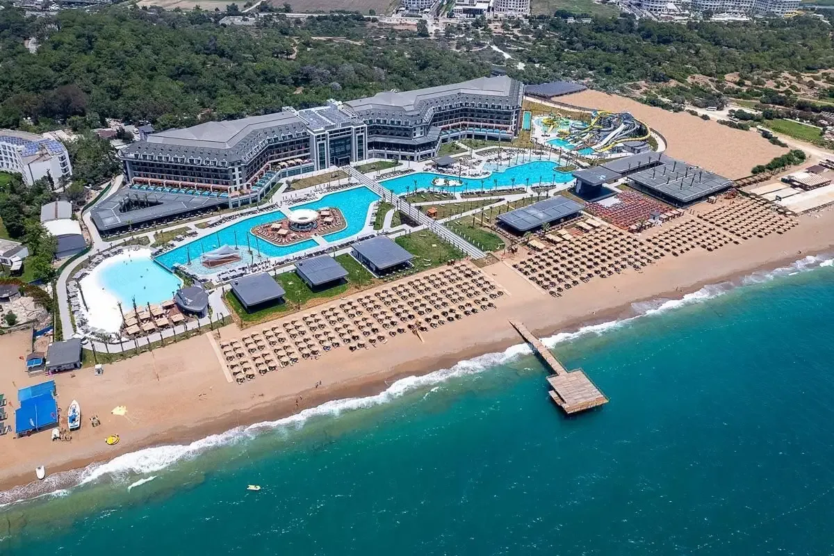 A szálloda, a medencék, az aquapark és a homokos strand mólóval felülről